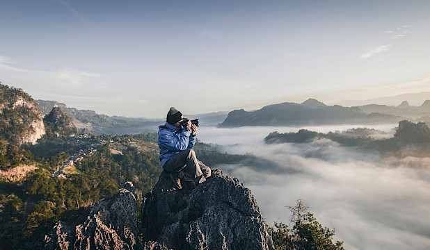 Foto eines Fotografen auf einem Berggipfel